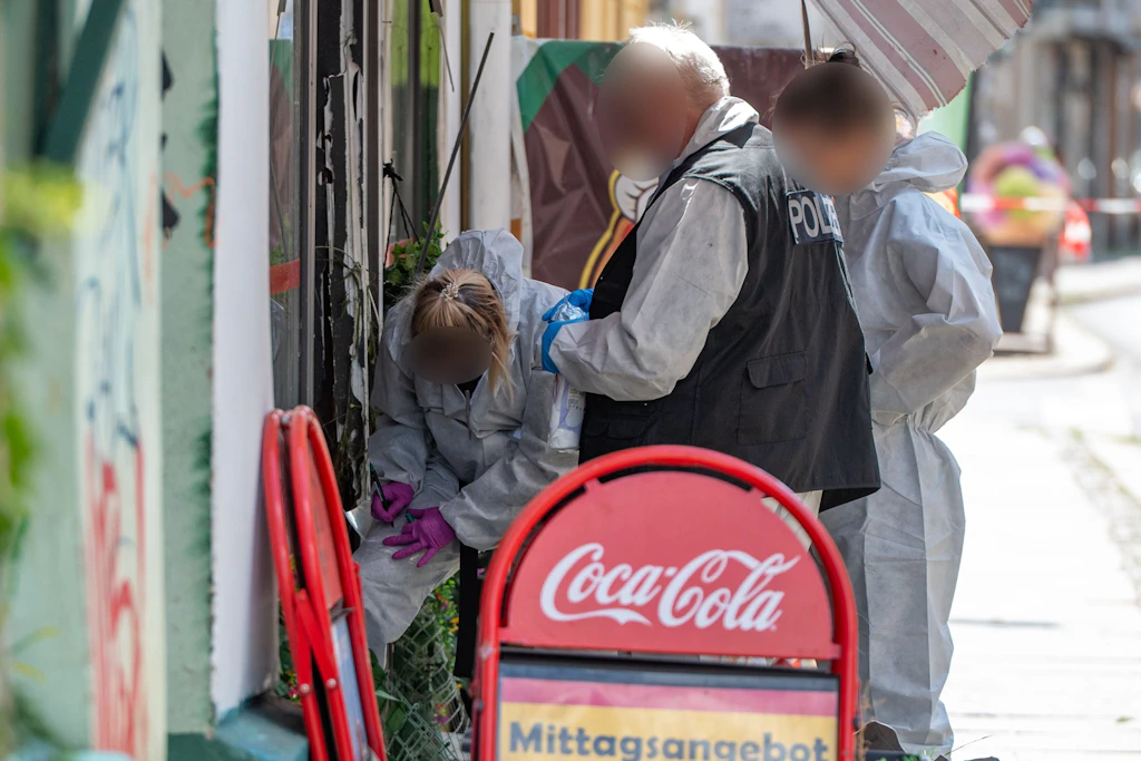 Beamte sichern den Tatort „La Migliore Pizza“ an der Georg-Schwarz-Straße.