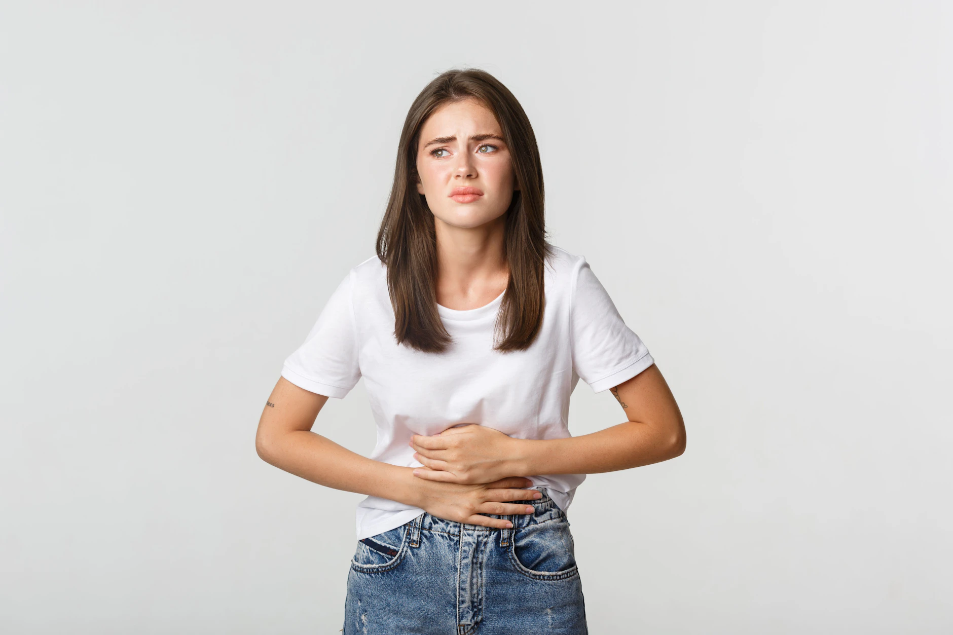 Hepatitis A kann verschiedene Beschwerden hervorrufen, darunter Bauchschmerzen und Übelkeit. (Symbolbild)
