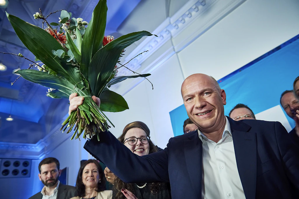 Ein Foto aus Wegners besseren Tagen: Nach dem Wahlsieg 2023.