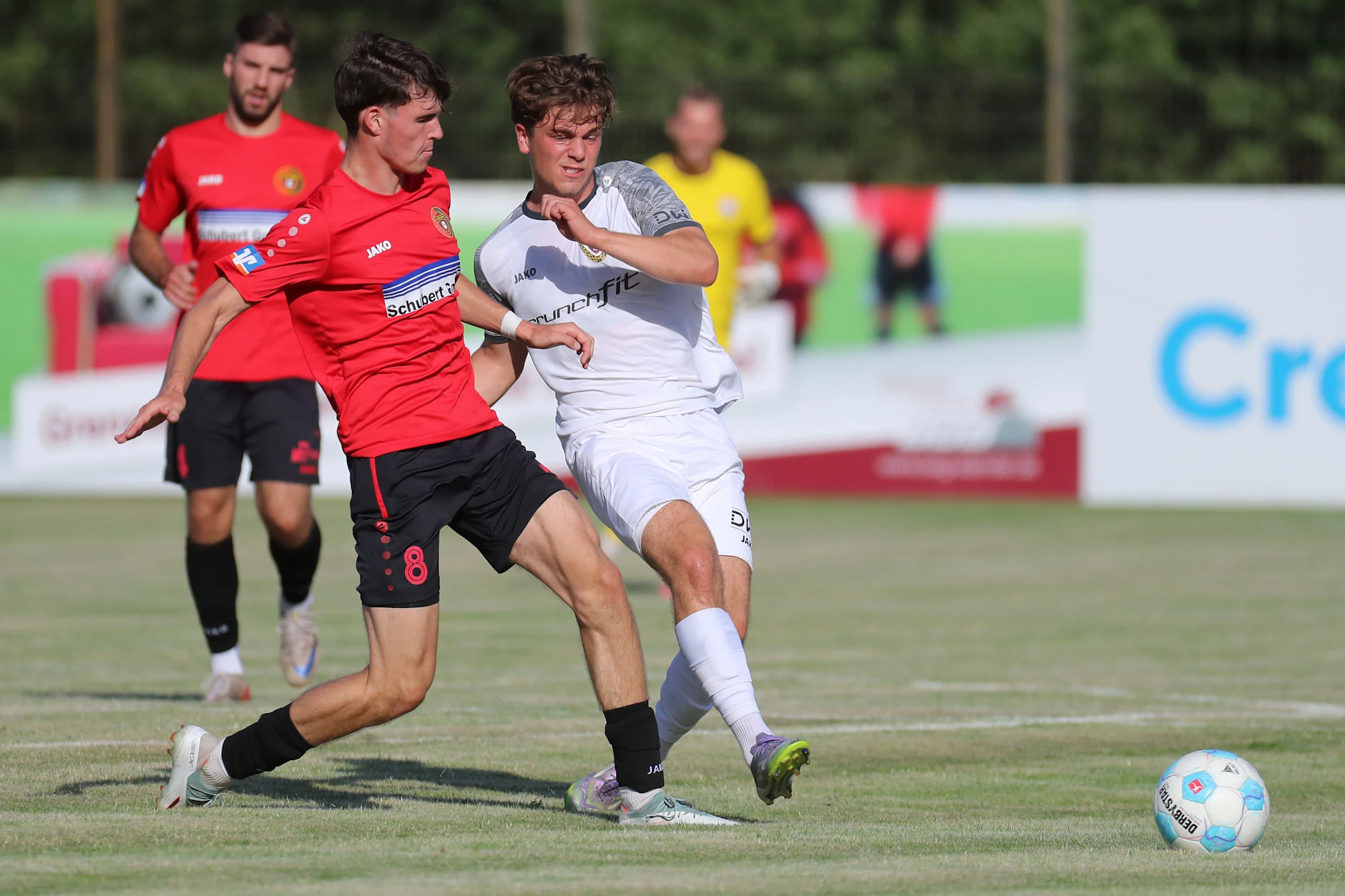 Tim Windsheimer (r.) vom BFC Dynamo ist hier vor Lok Stendals Jannes Grigo am Ball, er schießt auch das Siegtor.