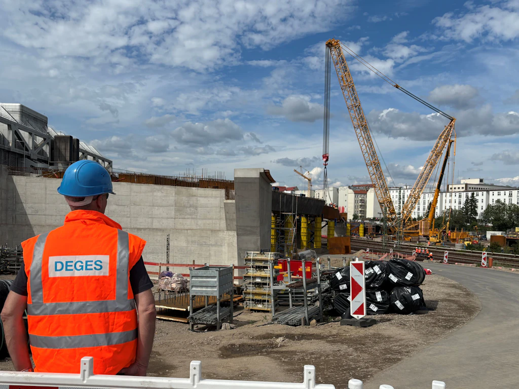 Autobahnbaustelle am ICC: Die neue Ringbahnbrücke wächst. Der Raupenkran hebt an diesem Wochenende drei Überbauteile ein.