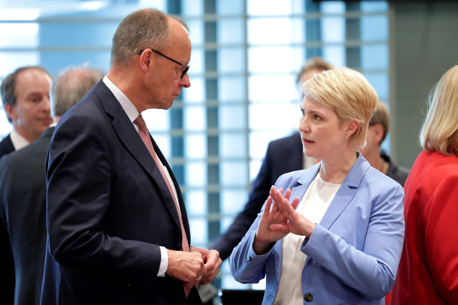 Mecklenburg-Vorpommerns Ministerpräsidentin Manuela Schwesig (SPD) kritisiert Bundeskanzler Friedrich Merz (CDU) wegen der geplanten Rentenreform und warnt vor Nachteilen für Ostdeutsche.