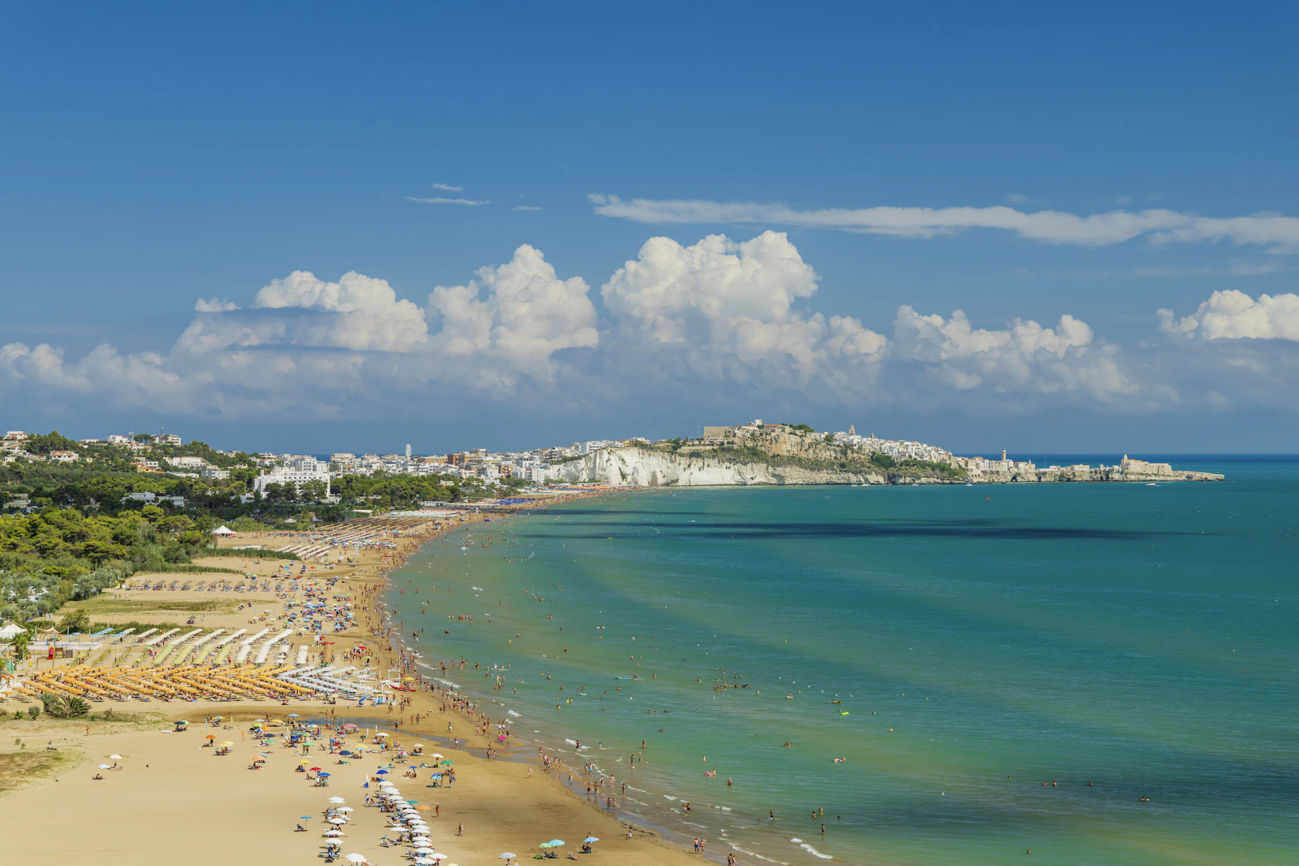 Ein Strand in Vieste, Apulien – dort tobt aktuell der Streit ums mitgebrachte Essen.