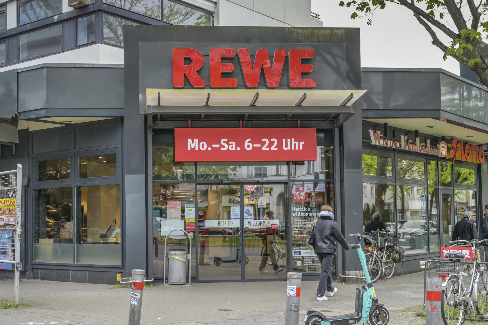 Eine Rewe-Filiale in Berlin. Die potenziell verunreinigten Beeren wurden auch in der Bundeshauptstadt verkauft.