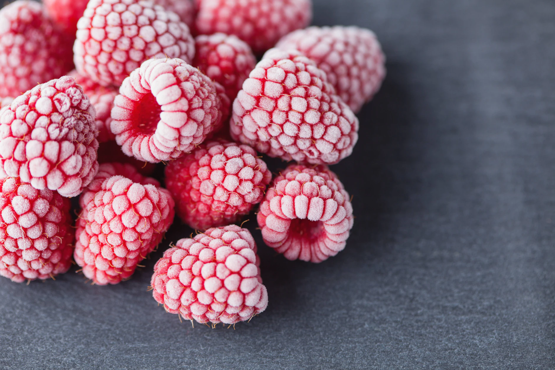 Tiefkühl-Himbeeren und anderes gefrorenes Obst sollten nicht nur aufgetaut werden – sondern auch abgekocht.
