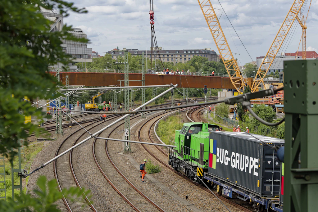 Hier entsteht eine neue Brücke für die A100 in Berlin: Die Ringbahnbrücke am ICC wurde abgerissen. In diesem Bereich ist die Stadtautobahn nur eingeschränkt nutzbar.