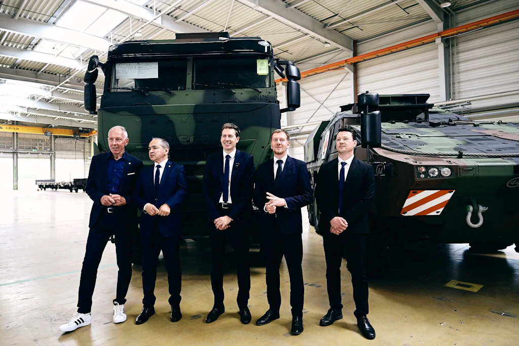 CDU-Bundestagsabgeordneter Jens Lehmann, der Görlitzer Oberbürgermeister Octavian Ursu, KNDS-CEO Florian Hohenwarter, Sachsens Ministerpräsident Michael Kretschmer, KNDS-Standortleiter Enrico Blocksdorf (v.l.n.r.) bei einem Betriebsrundgang.