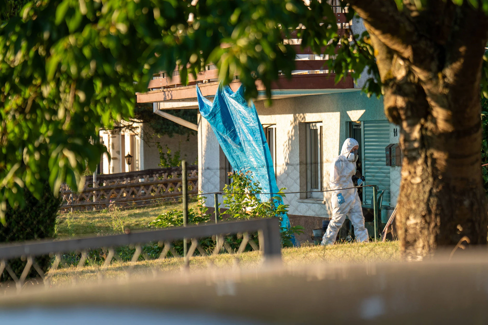 In der Kellerwohnung dieses Hauses wurde die tote Frau entdeckt.