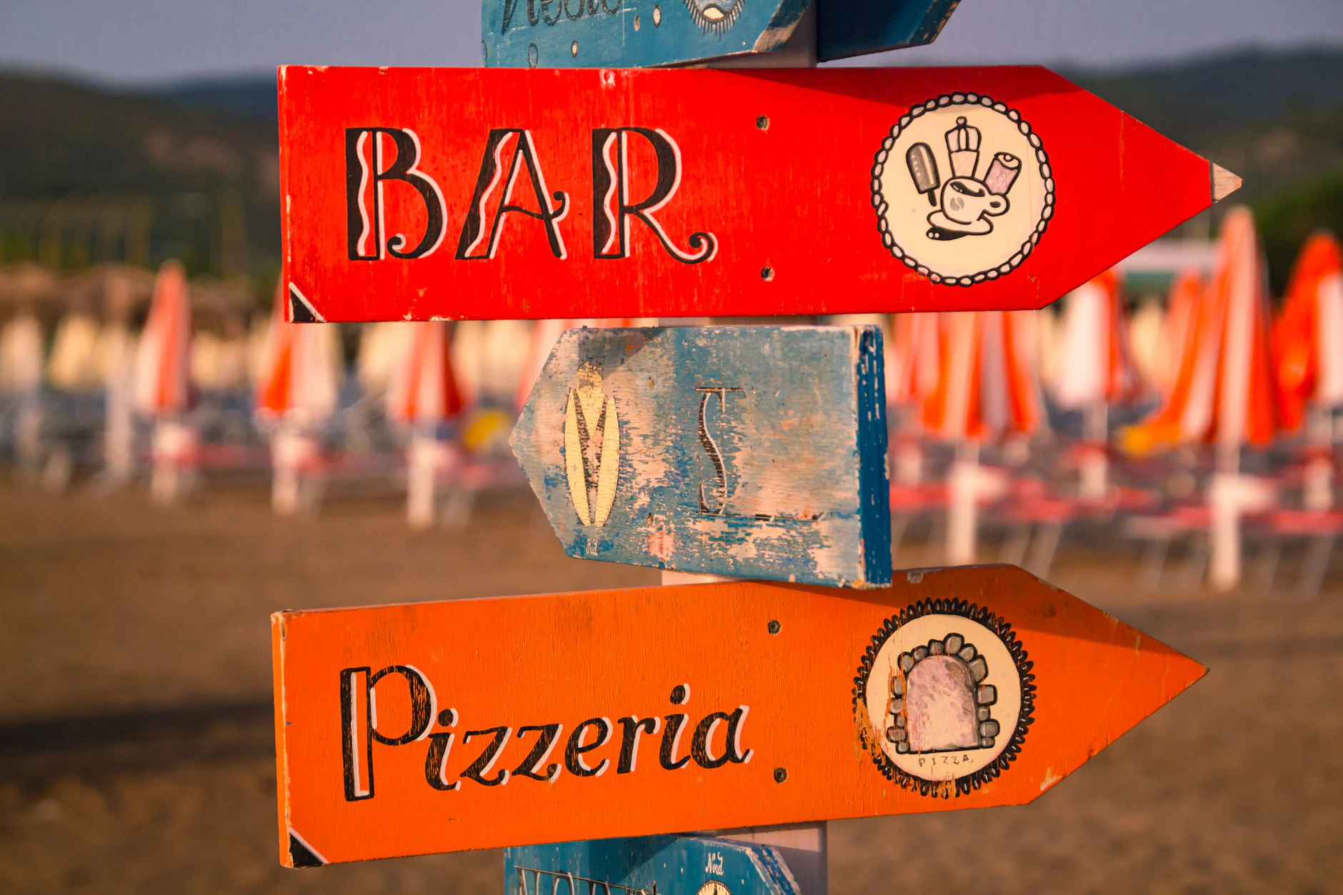 Bar oder Pizzeria am Strand – wer dort einkauft statt Essen mitzubringen, zahlt oft deutlich mehr als zu Hause.
