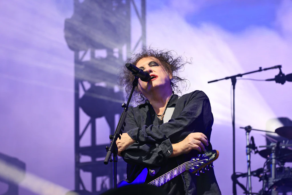 Weltschmerz als Körperhaltung: Robert Smith am ersten von drei Cure-Abenden in der Berliner Wuhlheide.