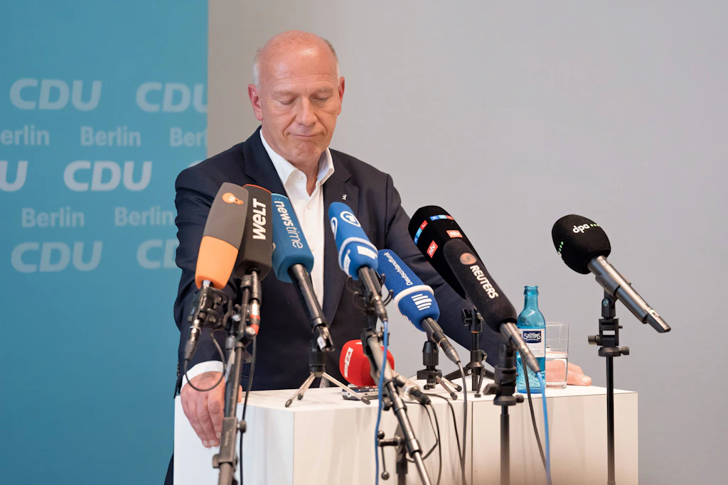 Kai Wegner bei der kurzfristig einberufenen Pressekonferenz am Freitag.