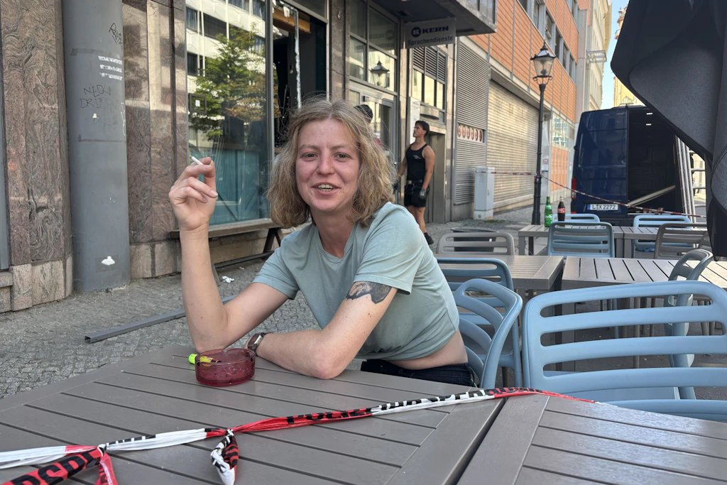Café-Mitarbeiterin Lisa vor dem abgesperrten Lokal in Leipzig: Schon vor etwa zwei Wochen war dort die Tür eingetreten worden. Nun wurde eine Scheibe beschädigt.