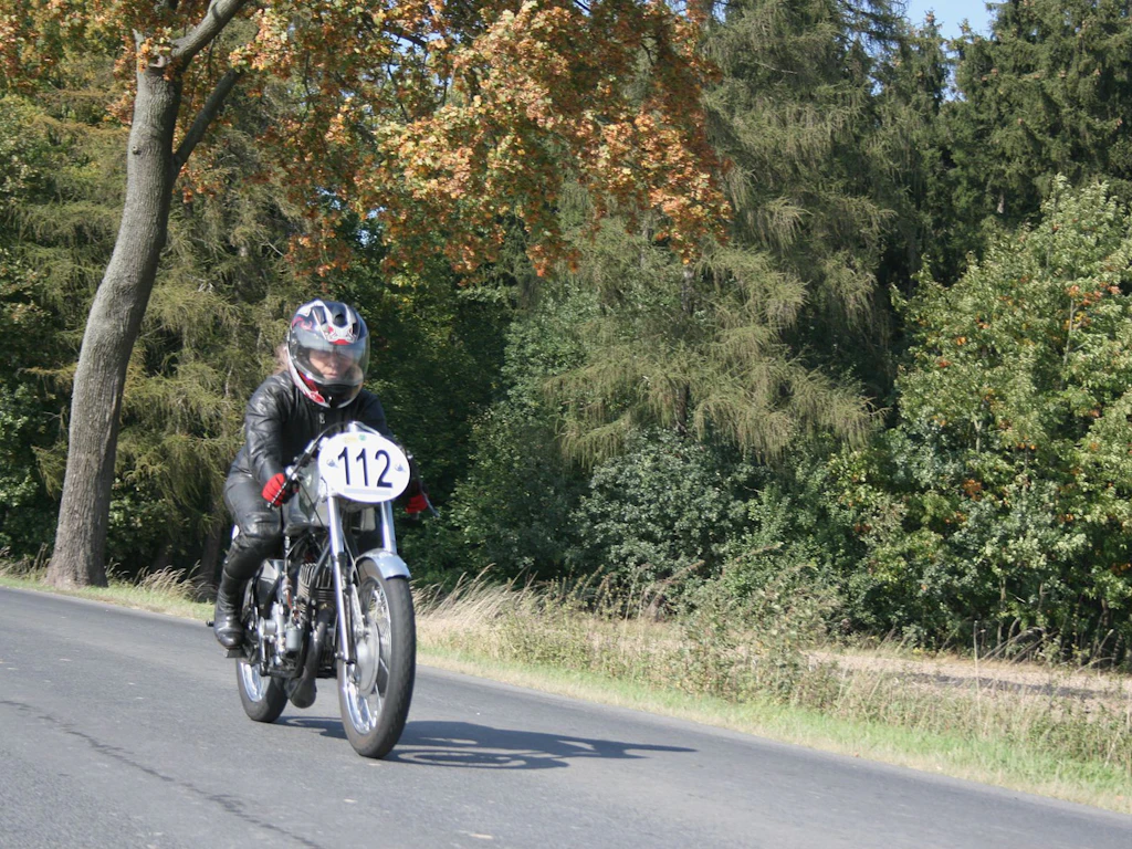 Helga Steudel-Heinrich fuhr auch als 72-Jährige, hier 2011, noch Motorrad.