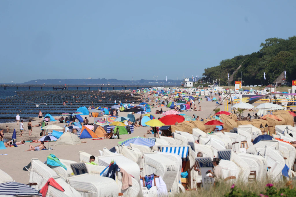 Zum Ferienstart in mehreren Bundesländern wird das Wetter in Ostdeutschland sonnig und warm, auch am Ostseestrand in MV. (Symbolbild)