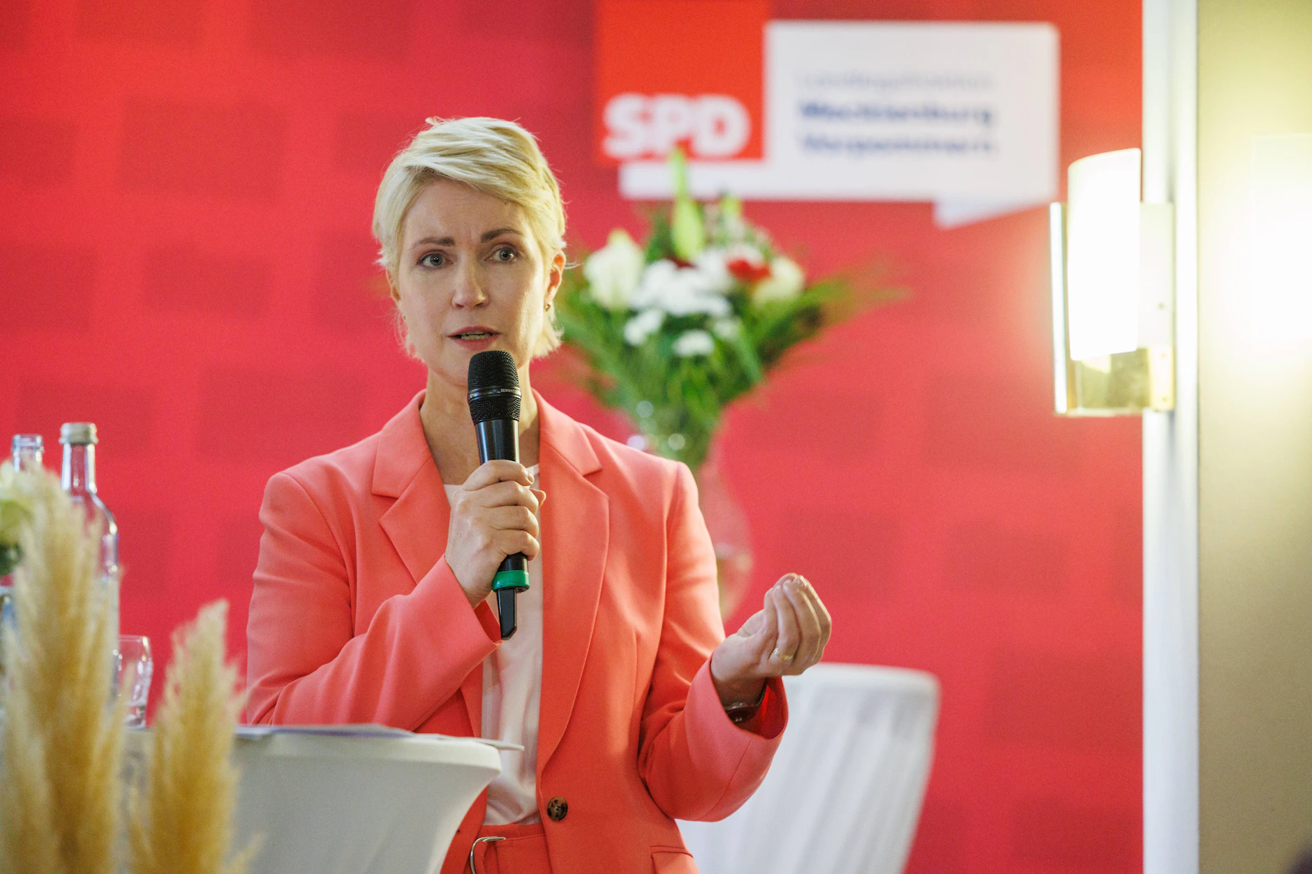 Manuela Schwesig spricht sich gegen Einschränkungen bei der abschlagsfreien Rente aus und fordert Korrekturen an den Rentenplänen der Bundesregierung.