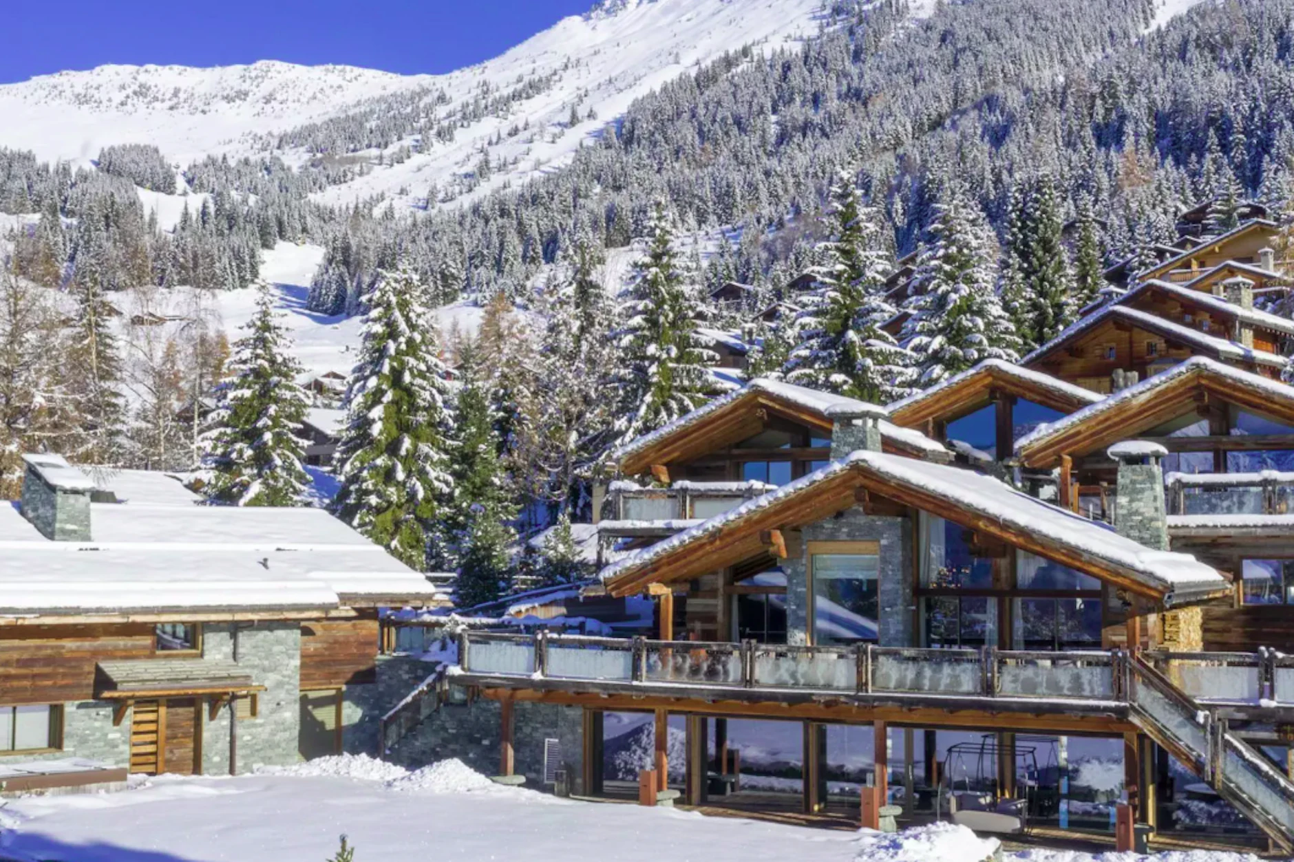 Im Winter locken rund um das Chalet Marmottiere erstklassige Skipisten. Doch auch im Haus selbst kommt dank Kino, Pool und Spa keine Langeweile auf.