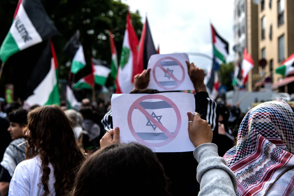 Heute noch straffrei, eventuell bald ein ein Fall fürs Gericht: Demonstranten zeigen durchgestrichene Israelfahnen.