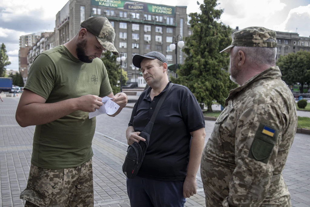 Nach gewaltsamen Protesten gegen die Zwangsrekrutierung wächst in der Ukraine der Unmut über die Mobilisierung.