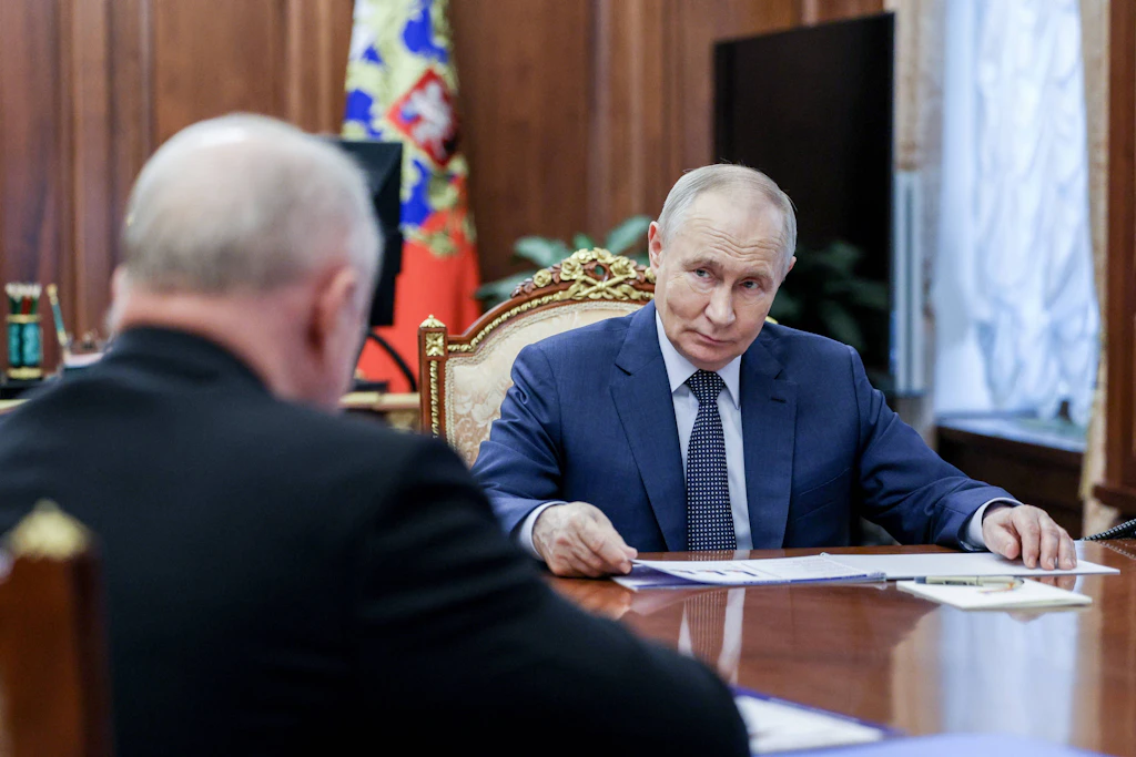 Ukrainische Angriffe und wirtschaftliche Probleme könnten Putin schon bald zu einer grundlegenden Entscheidung zwingen.