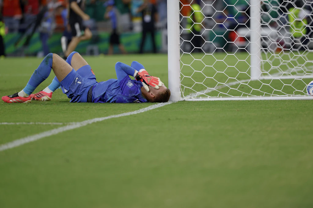 Niedergeschlagener Keeper Bart Verbruggen: Das WM-Aus der Niederländer gegen Marokko werden nur ganz wenige live verfolgt haben.