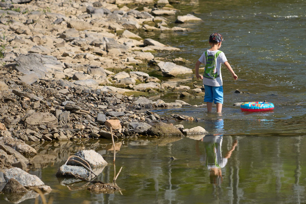 Niedrigwasser der Ahr bei Laach in Rheinland-Pfalz.
