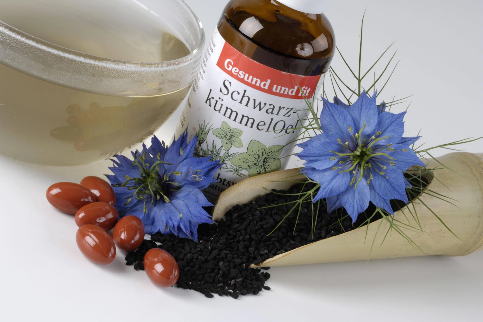 Schwarzkümmel als Gewürz gibt Speisen eine intensiv-würzige Note, das Öl soll gesundheitsfördernde Eigenschaften haben.