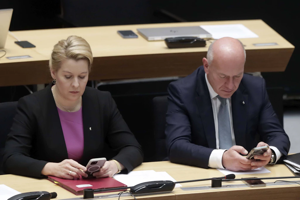 Kai Wegner (rechts) bei seiner typischen Krisenkommunikation.