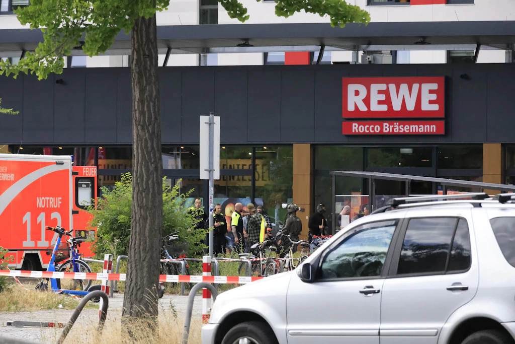 Am Freitag gegen 22 Uhr brachte in diesem Supermarkt ein 29-Jähriger eine Kassiererin in seine Gewalt.
