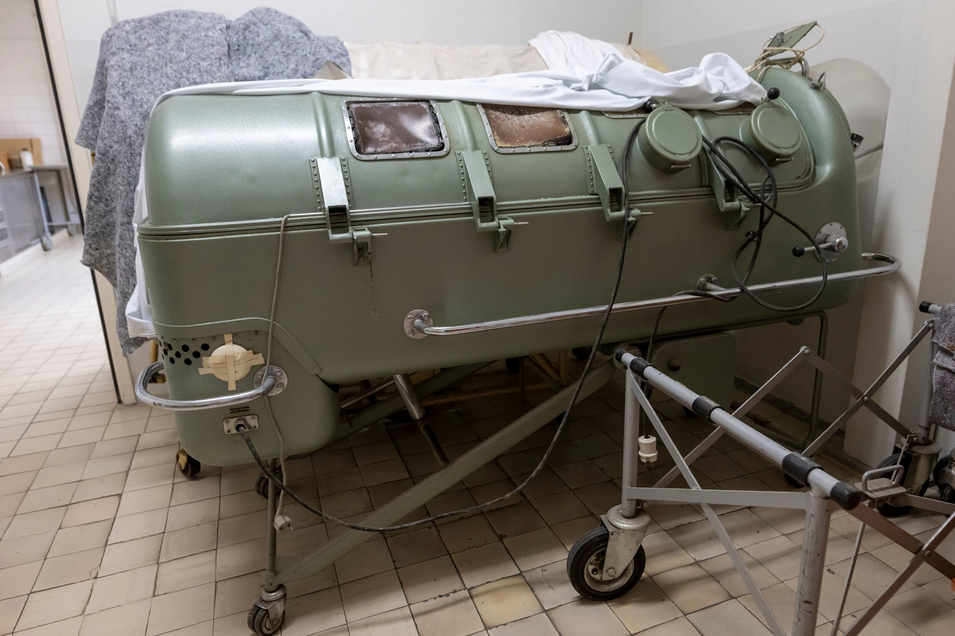 Eine ausrangierte Eiserne Lunge im einem Pathologischen Institut in München. Auf so einen Apparat war Martha Lillard nach ihrer Kinderlähmung-Erkrankung angewiesen.