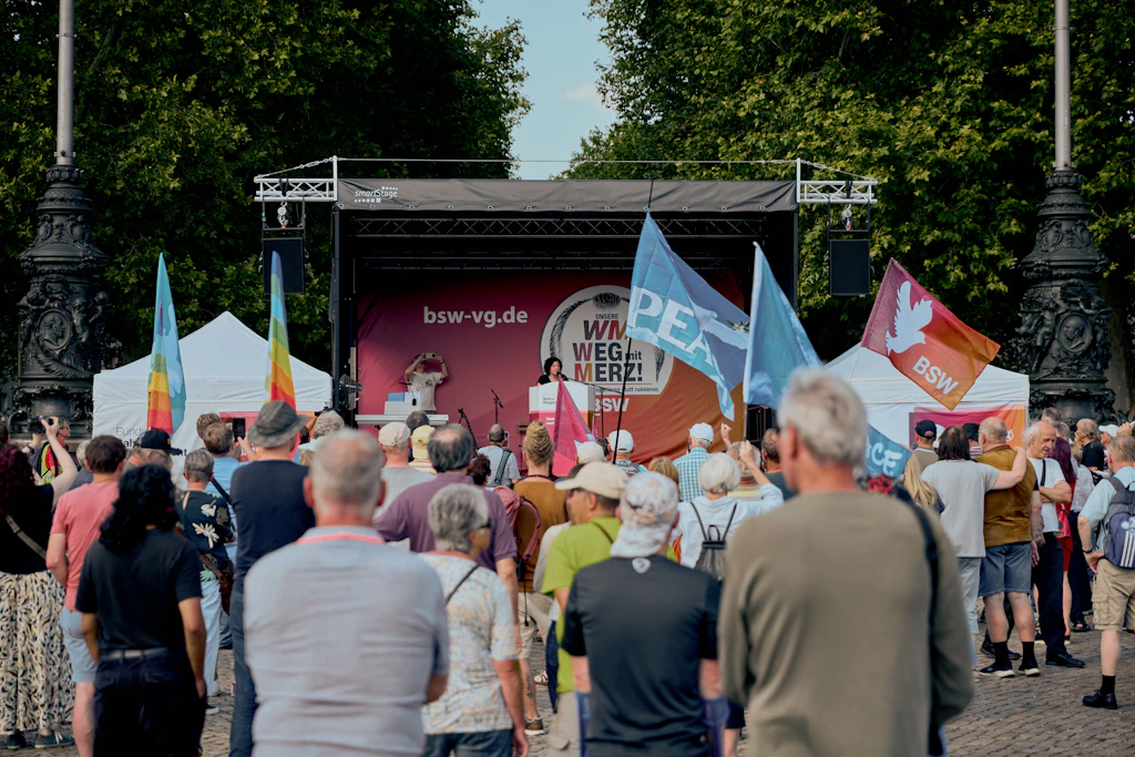 „Weg mit Merz“: Hunderte waren zur BSW-Kundgebung in Dresden erschienen.
