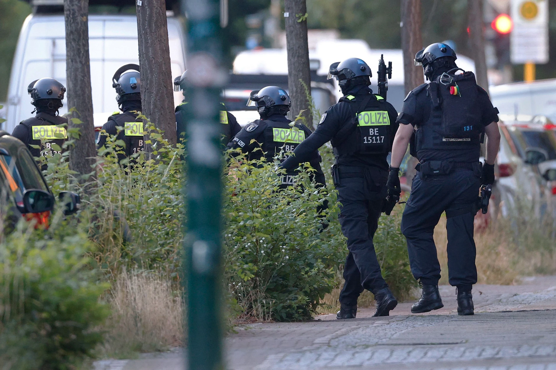Schwer bewaffnete Spezialeinsatzkräfte der Berliner Polizei bereiten sich auf die Geiselbefreiung vor. Tatort: ein Rewe-Supermarkt in Berlin-Marienfelde.