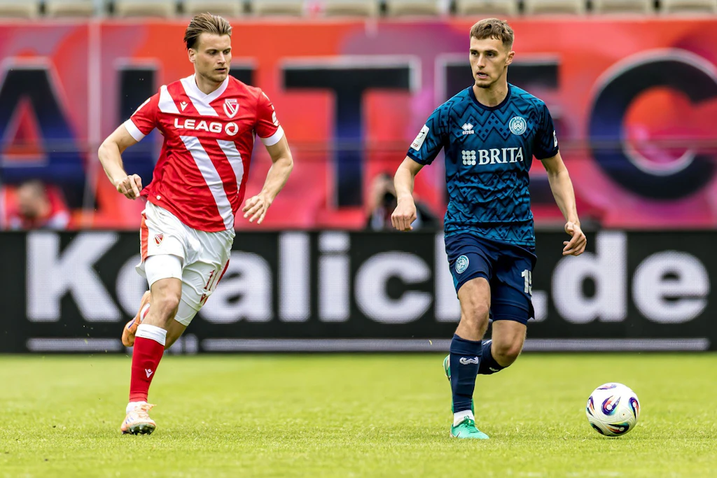 Moritz Hannemann (l.) traf im abgebrochenen Test gegen den Halleschen FC.