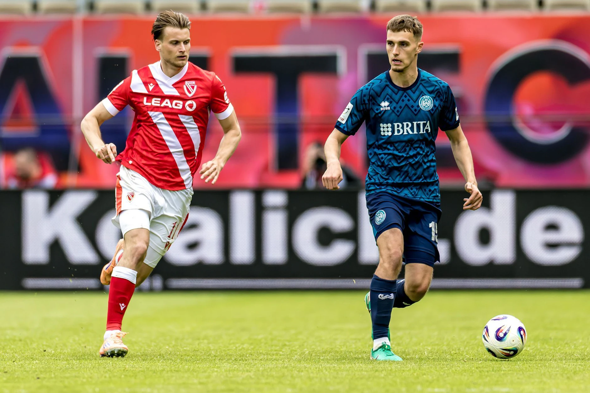 Moritz Hannemann (l.) traf im abgebrochenen Test gegen den Halleschen FC.