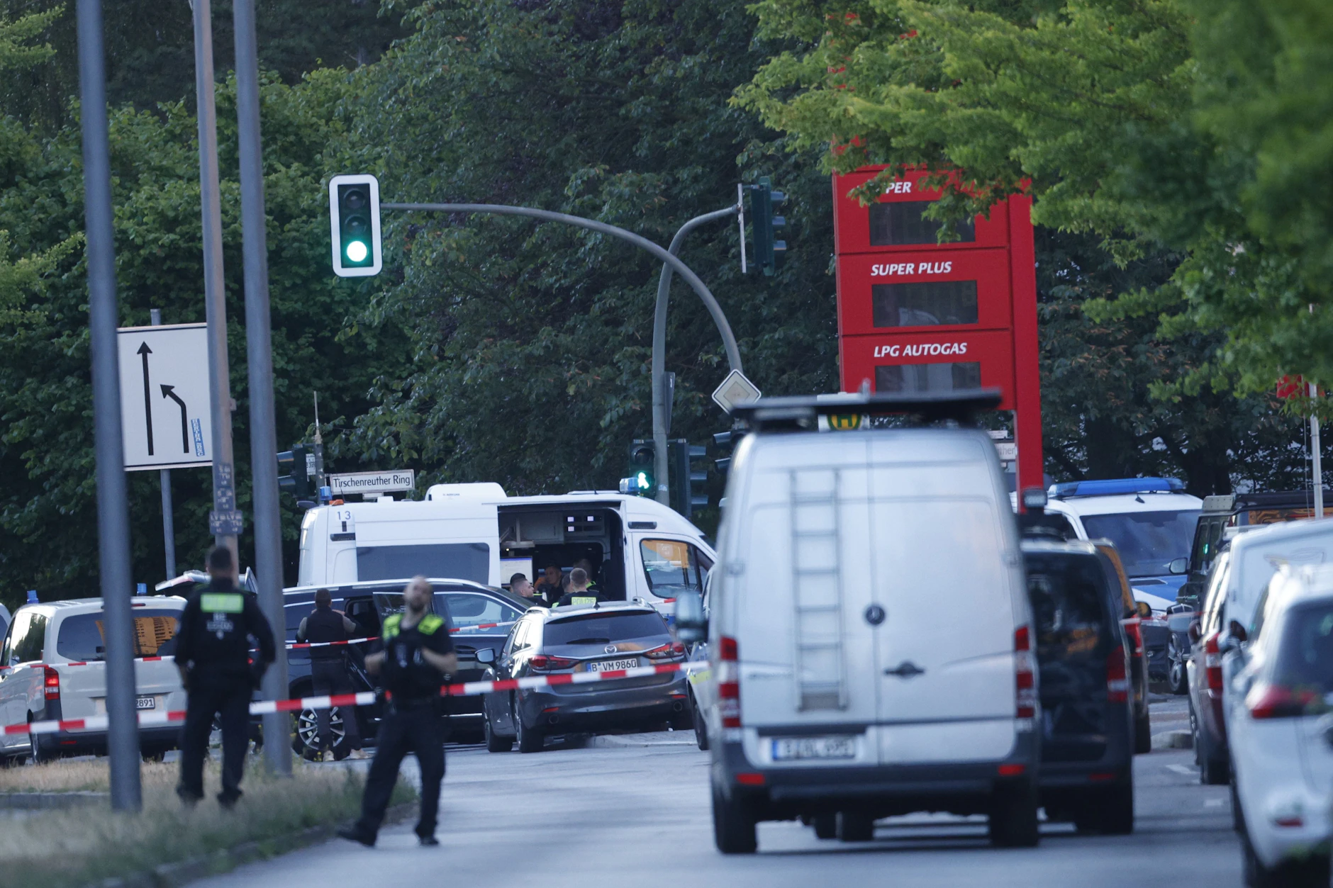 Die Polizei hatte die Gegend um den Rewe-Supermarkt weiträumig abgesperrt. Auch eine Tankstelle war davon betroffen.