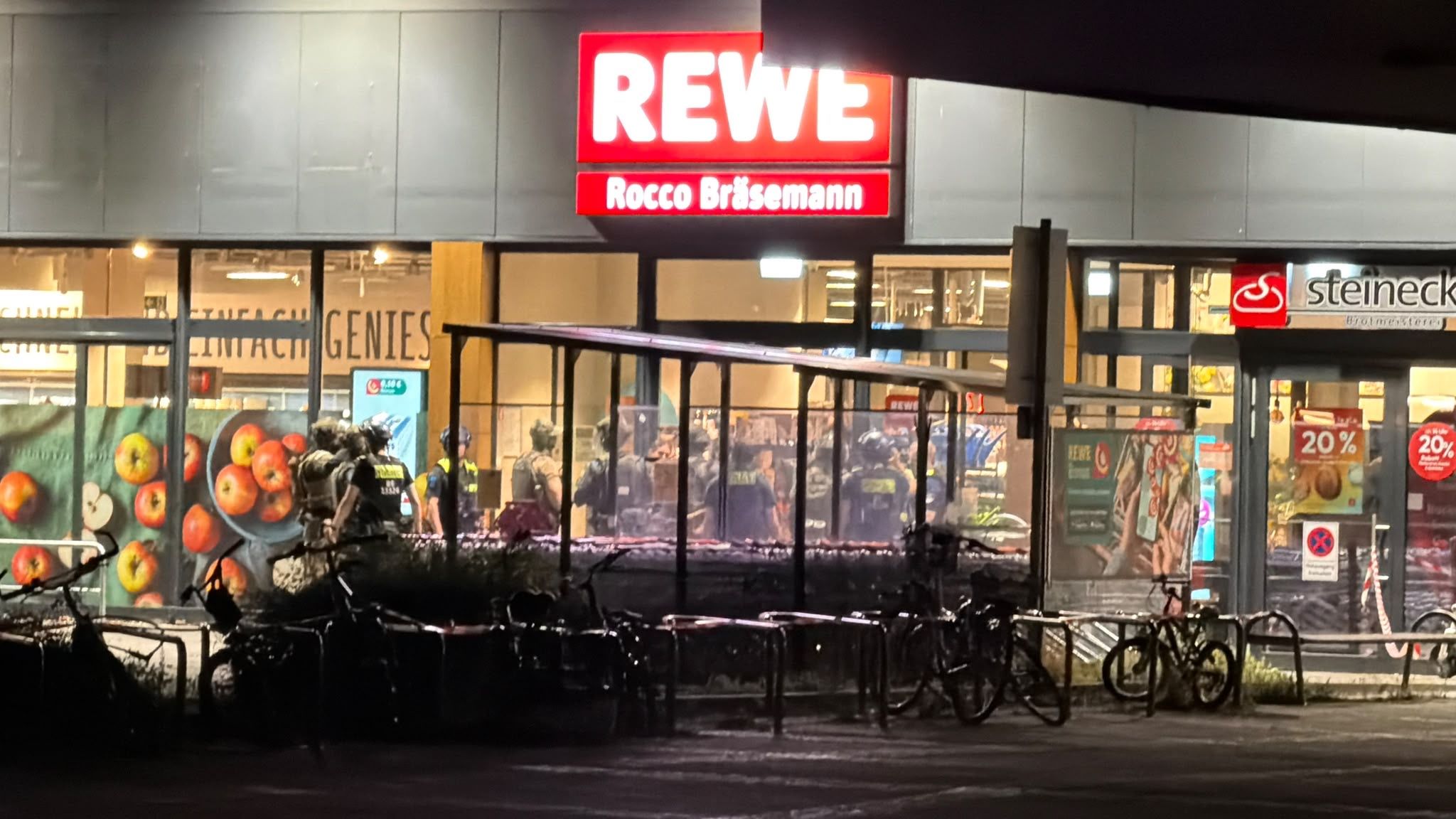 In Berliner Rewe: SEK befreit Kassiererin und überwältigt den Geiselnehmer