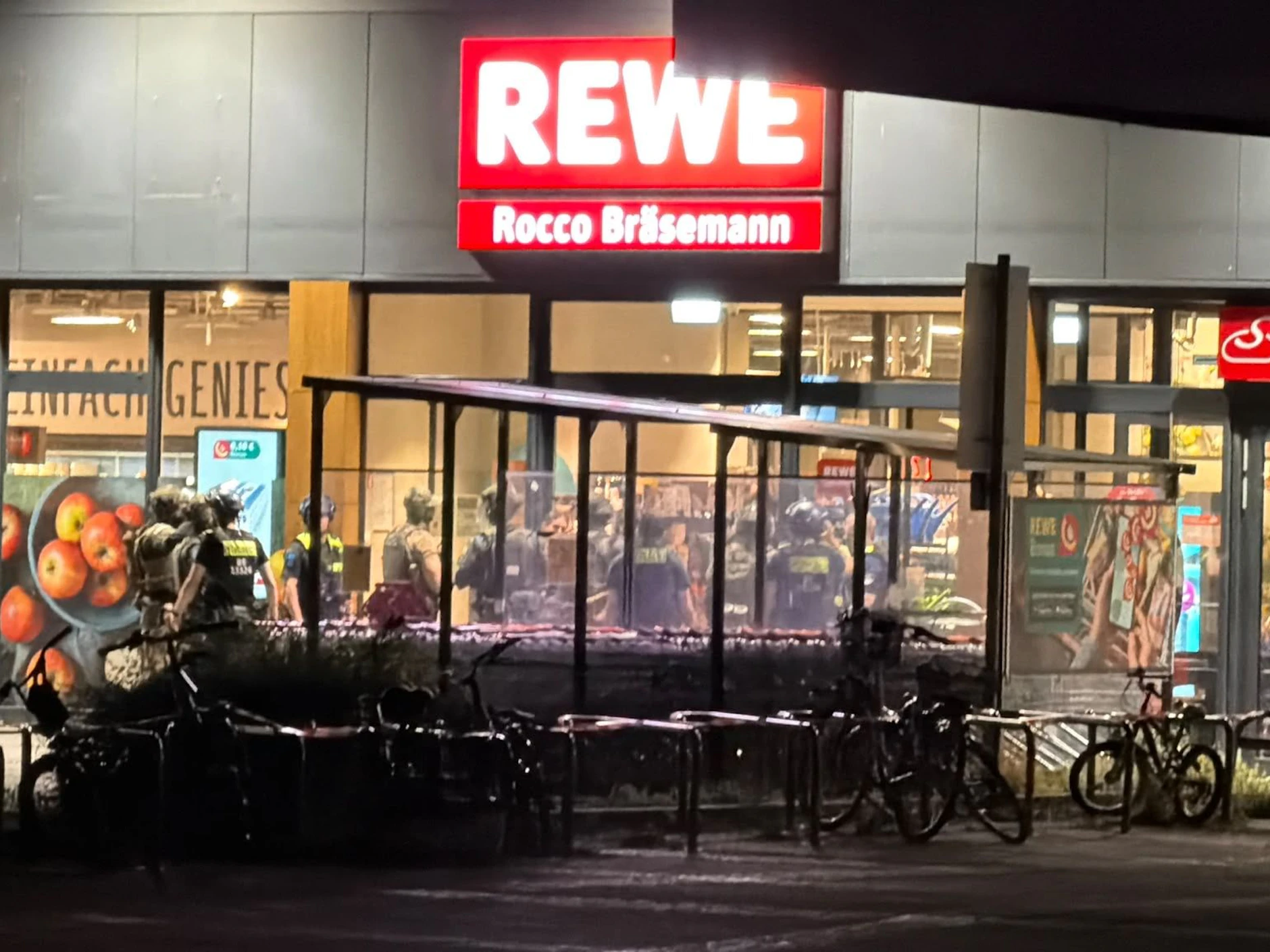 Geiselnahme in Berlin-Marienfelde: Seit 22 Uhr lief ein Polizeieinsatz in einem Rewe-Supermarkt in der Hildburghauser Straße.