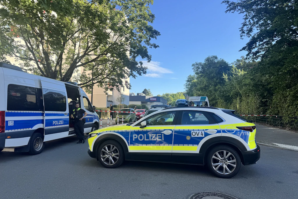 Die Polizei sperrt eine Zufahrtsstraße in der Nähe der Geiselnahme ab.