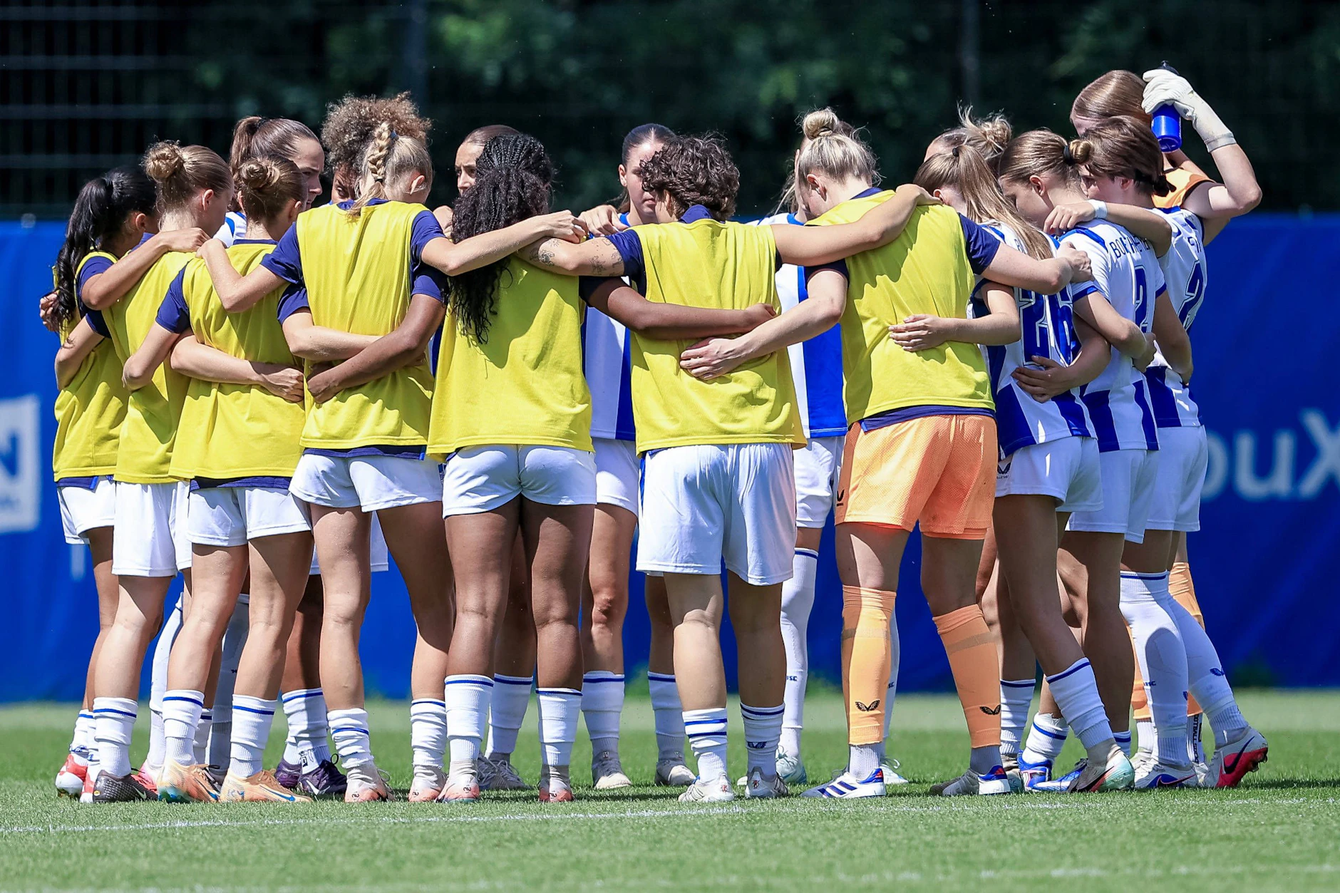 Spielerinnen von Hertha BSC schwören sich für die 2. Bundesliga ein.