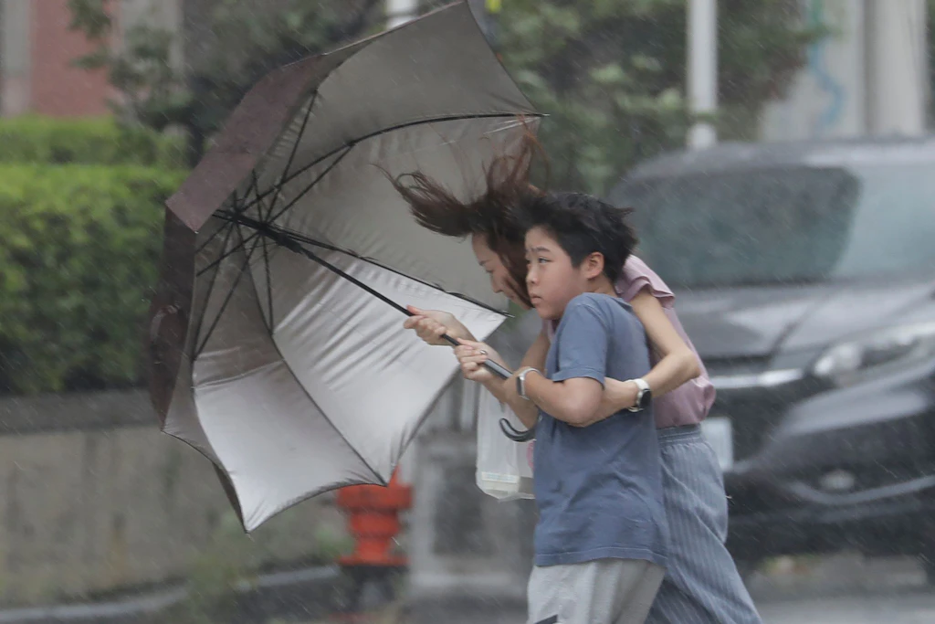 Der Taifun „Bavi“ sorgte in Taiwan für stürmischen Wind und Regen.