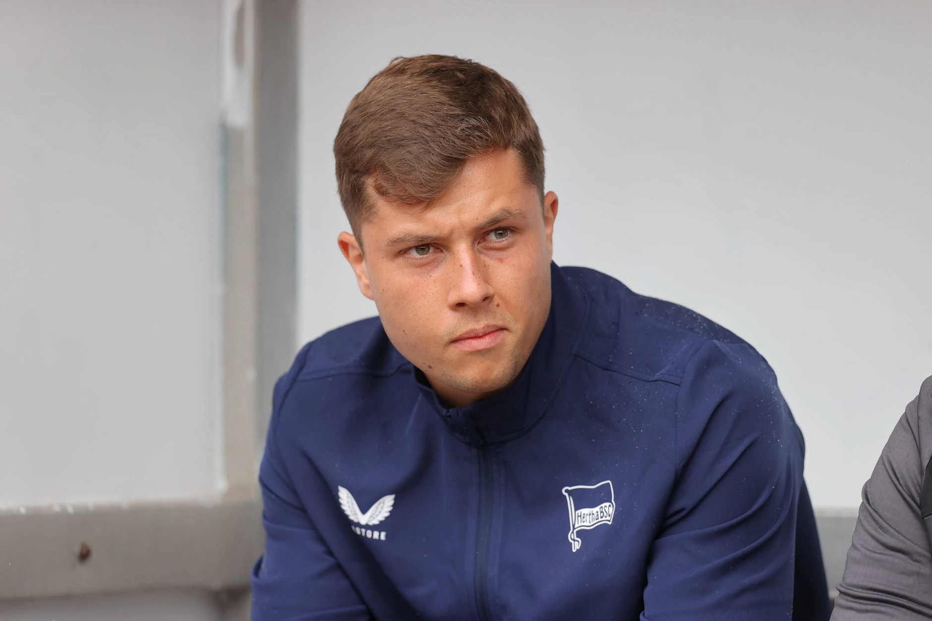 Torwart Tjark Ernst war Sonnabend 45 Minuten bei Herthas Testspiel in Leipzig im Einsatz, danach saß er auf der Bank.