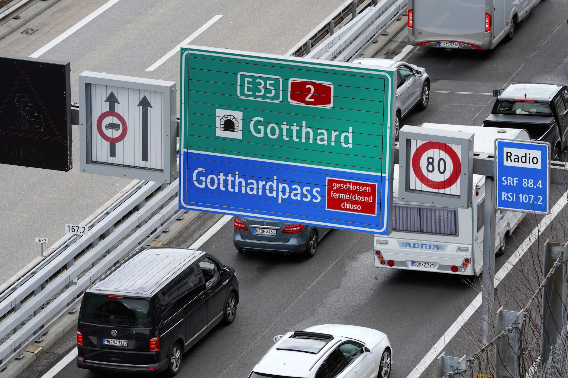 Bei der Einfahrt in den Gotthardtunnel kommt es oft zu Staus, Rasen ist gefährlich.