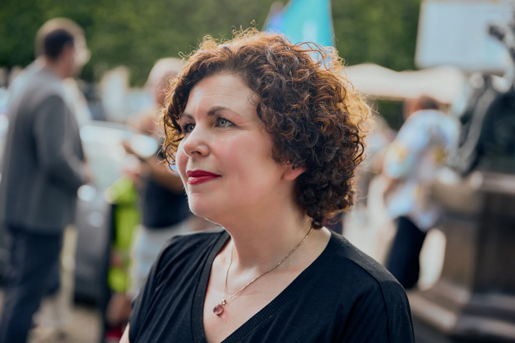 Die jüngsten Umfrageergebnisse stimmen sie positiv: Amira Mohamed Ali am Rande der Kundgebung in Dresden.