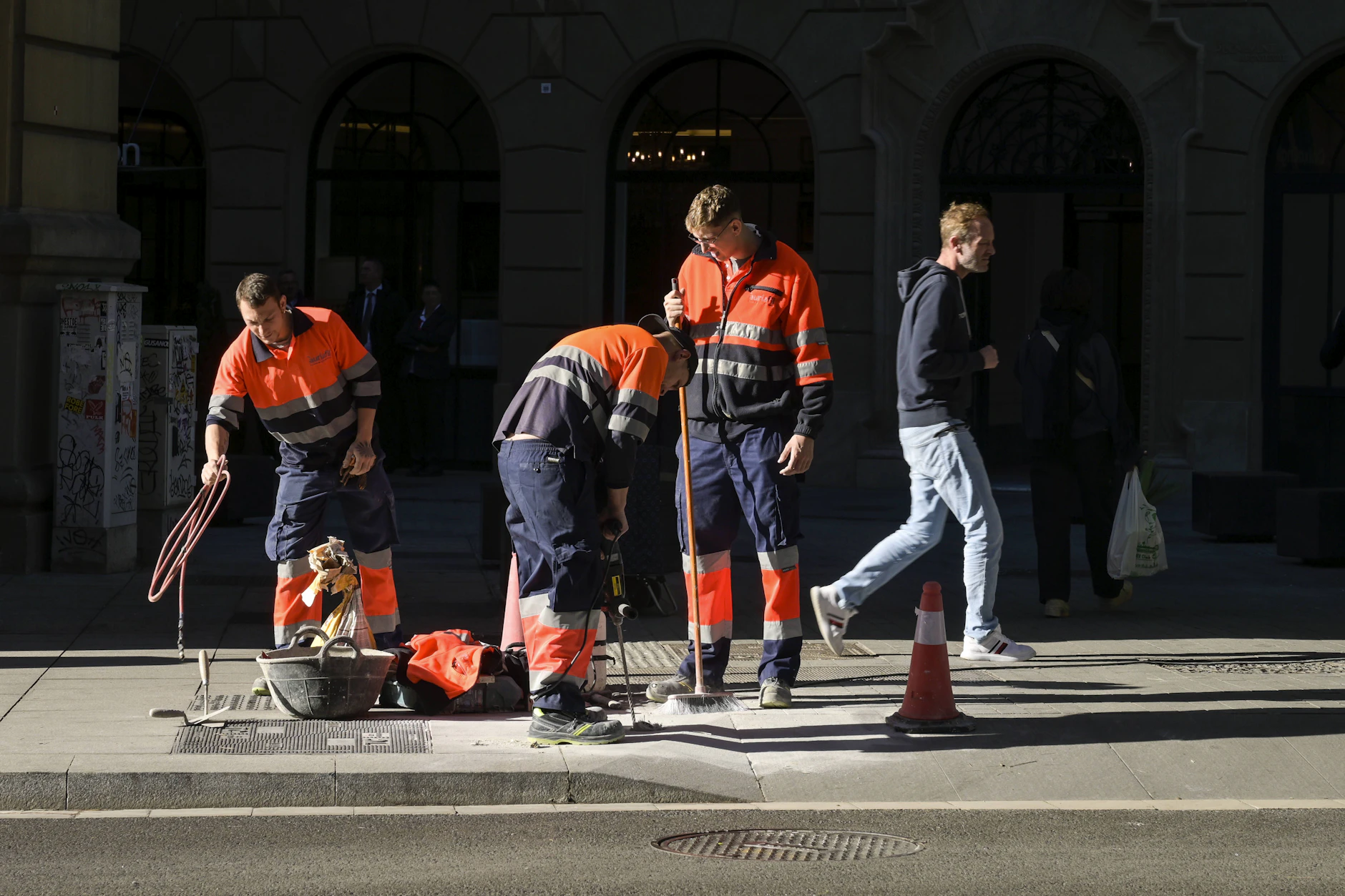 Besonders Straßenarbeiter leiden jetzt in Barcelona unter der Hitzewelle.