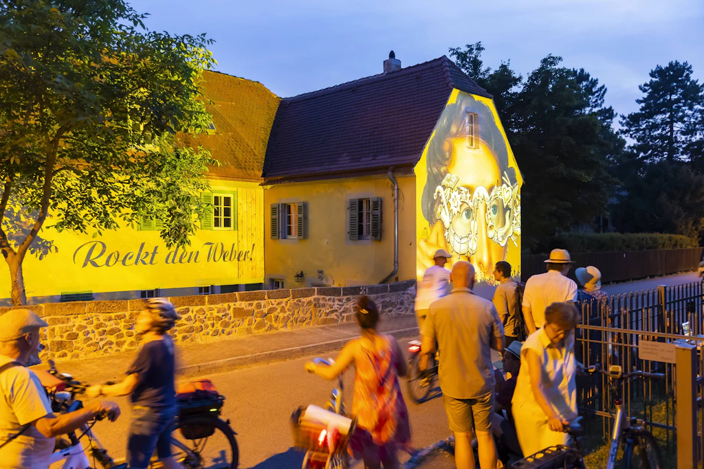 Immerhin: Eine Bildprojektion verwandelt das Carl-Maria-von-Weber-Museum in Dresden während des Elbhangfestes in eine leuchtende audiovisuelle Leinwand.