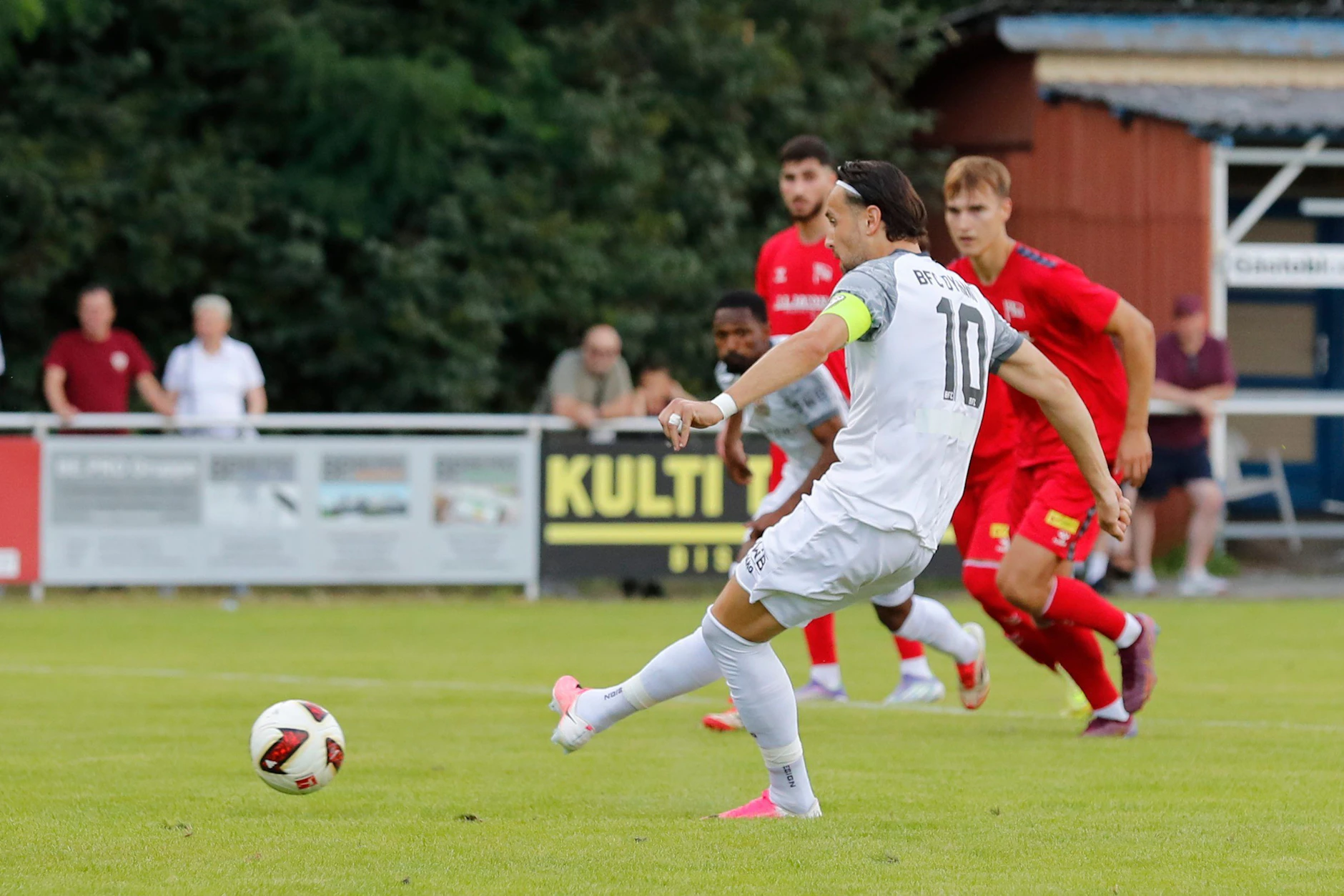 Rufat Dadashov vom BFC Dynamo verwandelt im Test gegen Hertha 03 Zehlendorf einen Elfmeter zum 3:0.