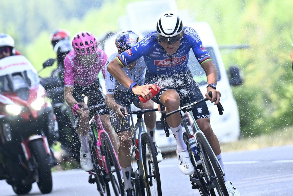 Wegen Warnstufe Rot wurde die neunte Etappe um 30 Kilometer gekürzt: Hier versucht sich der spätere Sieger Mathieu van der Poel abzukühlen.