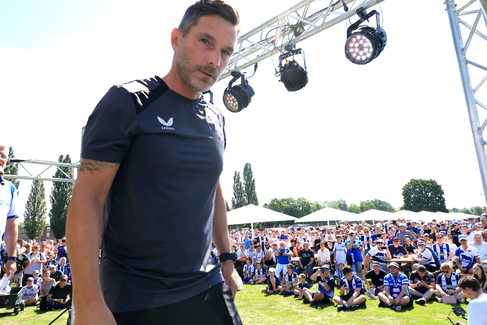 Hertha-Trainer Stefan Leitl bekam von den Fans Zuspruch. Der Coach startet mit einer jungen Mannschaft in die Saison.