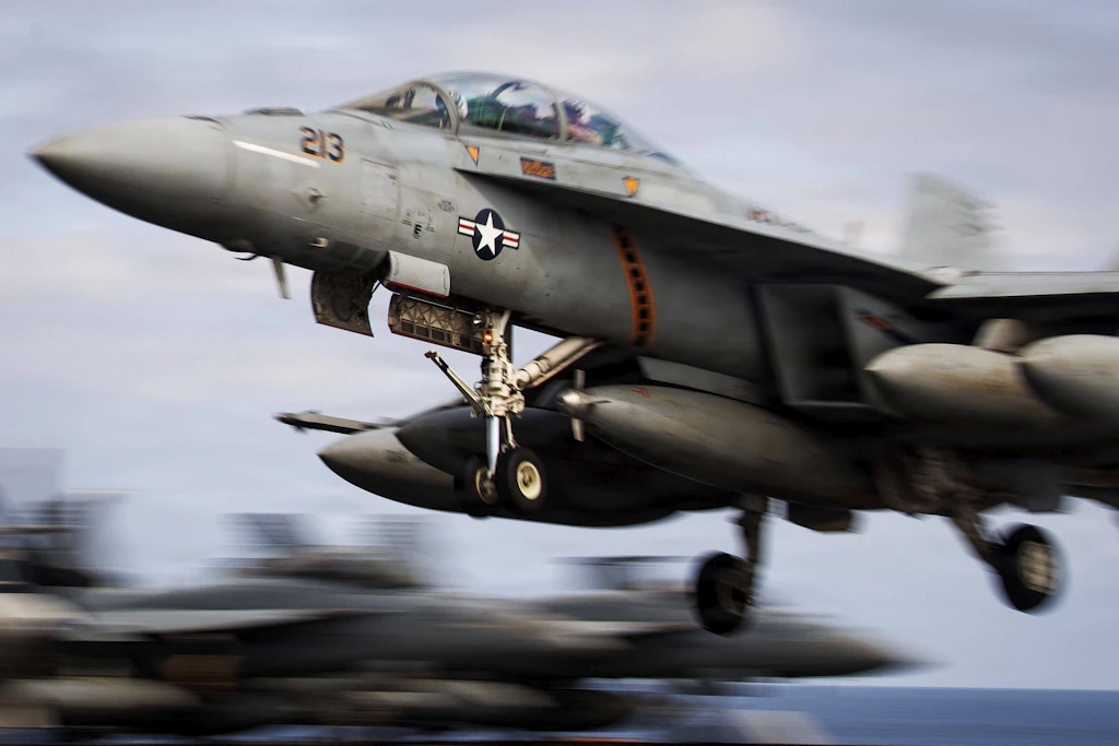 Eine Kampfjet der US-Navy im Startflug. Die USA sollen in der vergangenen Nacht 140 Angriffe geflogen haben.