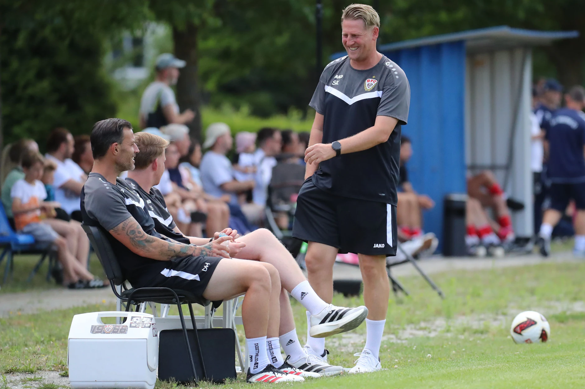 BFC-Chefcoach Sven Körner (r.) und sein Trainerteam haben am Test gegen Hertha 03 Zehlendorf viel Freude.