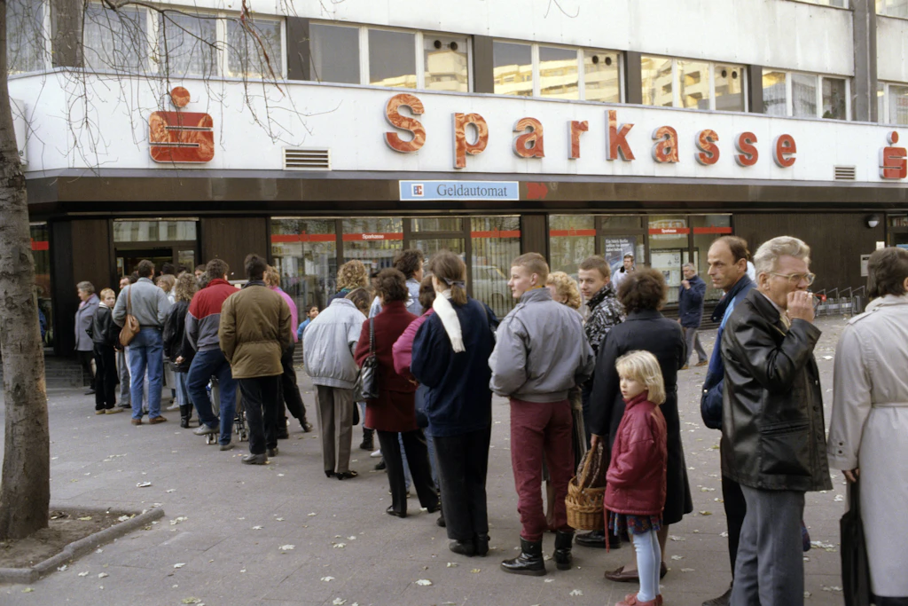 Schlangestehen fürs Begrüßungsgeld im Jahr 1989